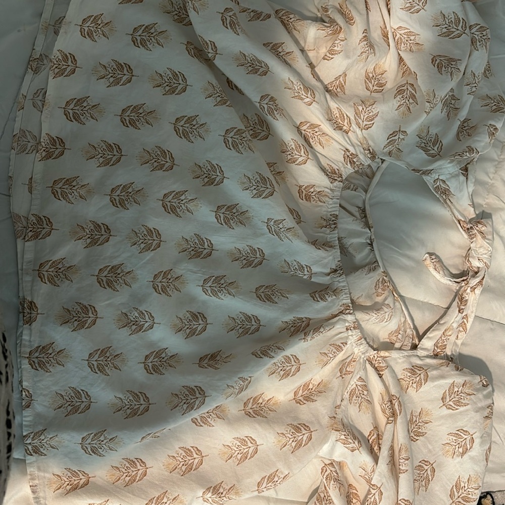 Short sleeve cropped cream and white puffy shirt.